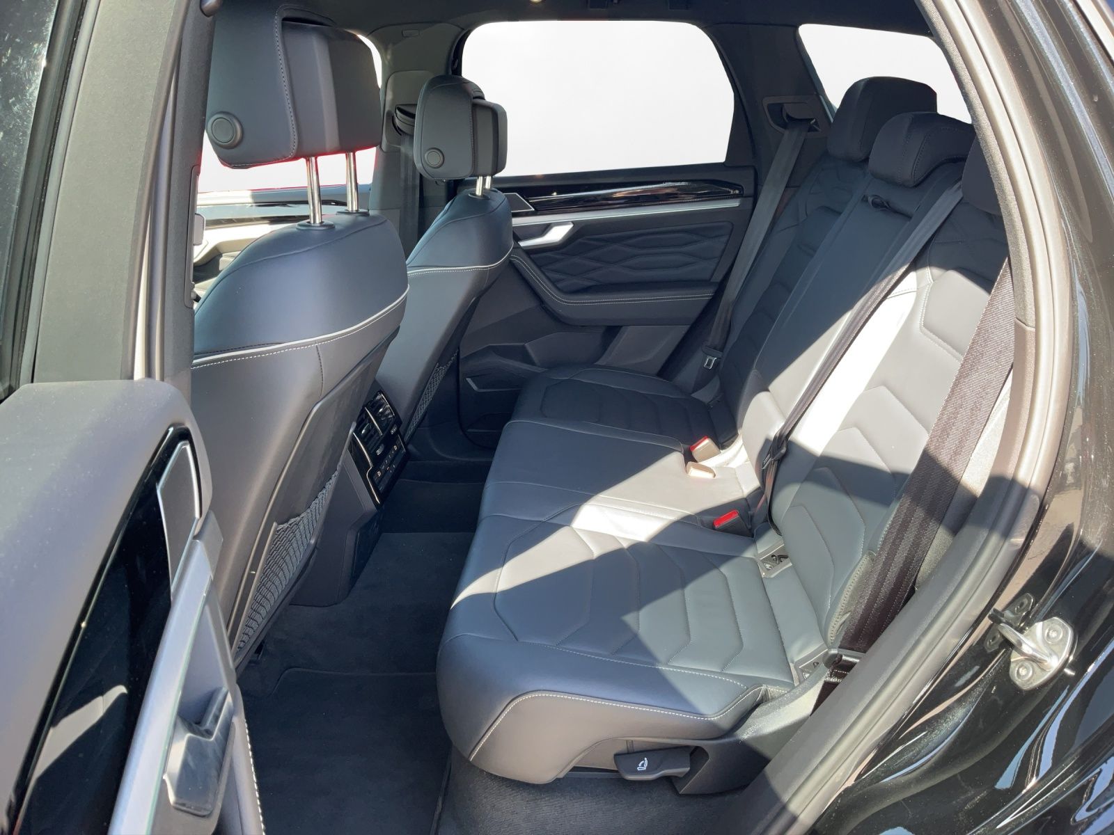 Volkswagen Touareg 3.0 TDI 4MOTION R-Line foto 11