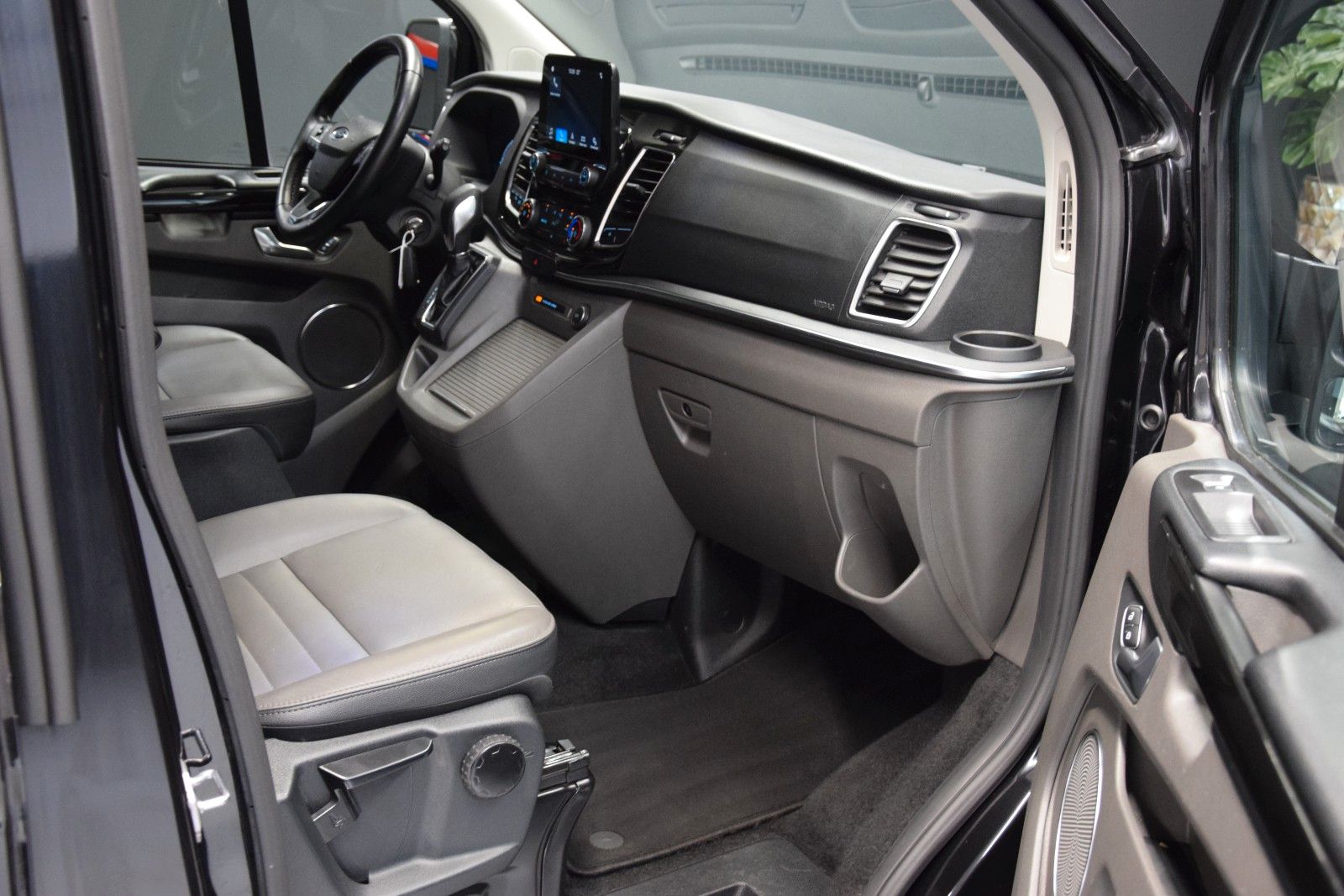 Fahrzeugabbildung Ford Custom 320 L1 Leder Navi Autom. Kamera