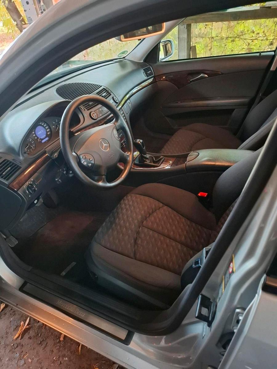 Mercedes-Benz E220 2004 — photo 15