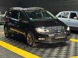 Volkswagen Touran Highline+PANO+NAVI+7Sitze+LED+ - Volkswagen Touran mit Diesel-Antrieb: Geländewagen
