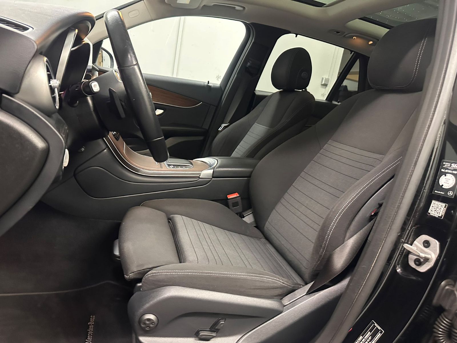 Fahrzeugabbildung Mercedes-Benz GLC 300 e 4MATIC Autom.*AHK*PANORAMA*DISTRO