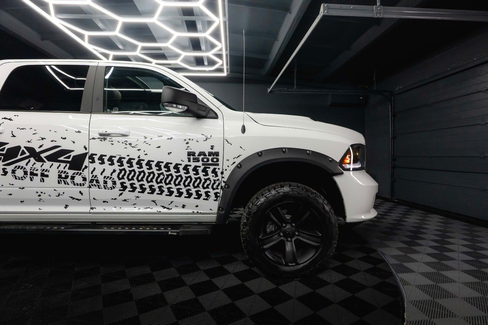 Fahrzeugabbildung Dodge RAM 5.7 V8 HEMI 4x4 OFFROAD Night-Paket *LED*AHK