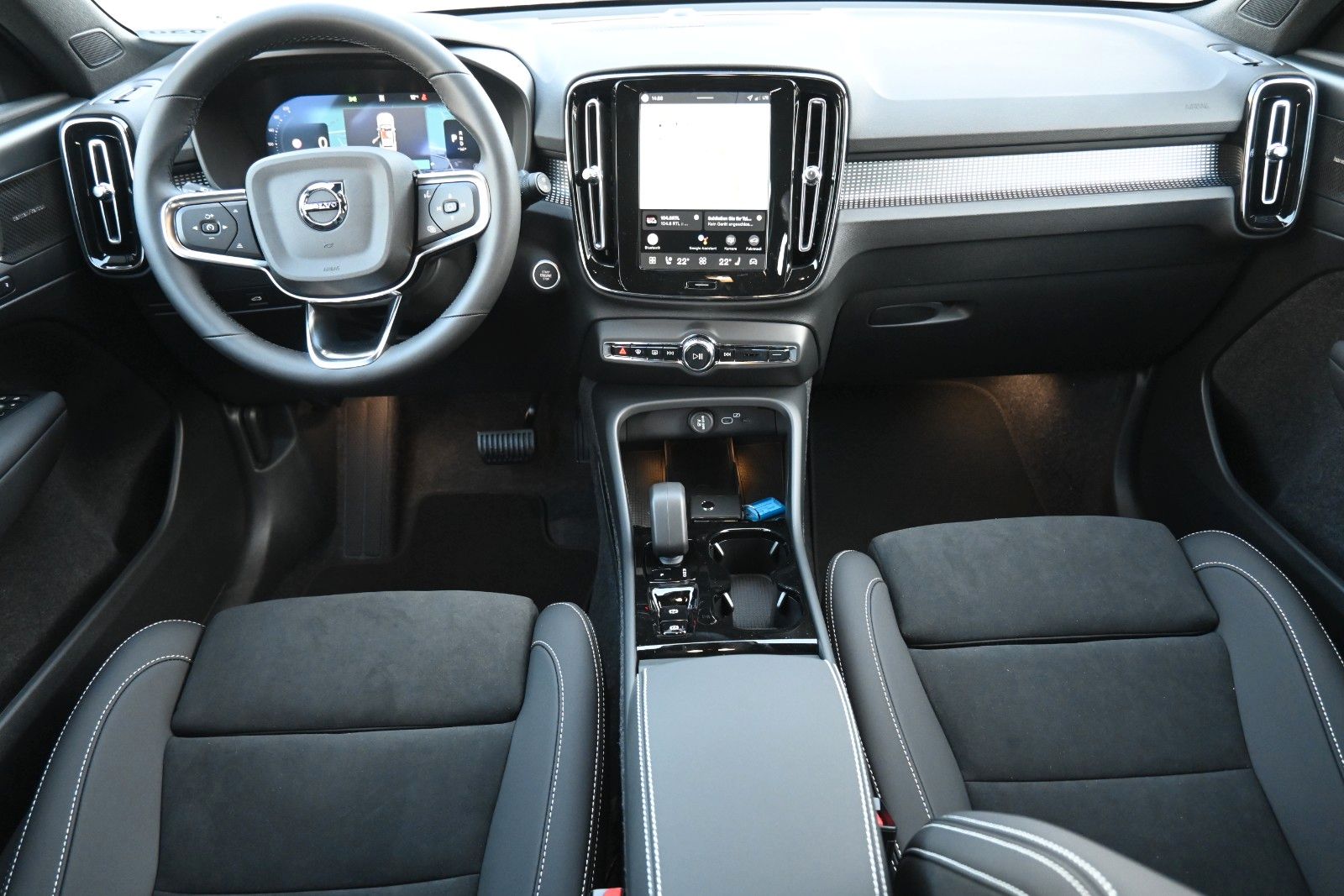 Fahrzeugabbildung Volvo XC40 B4 DKG Plus Black Edition*STDHZG*360*ACC
