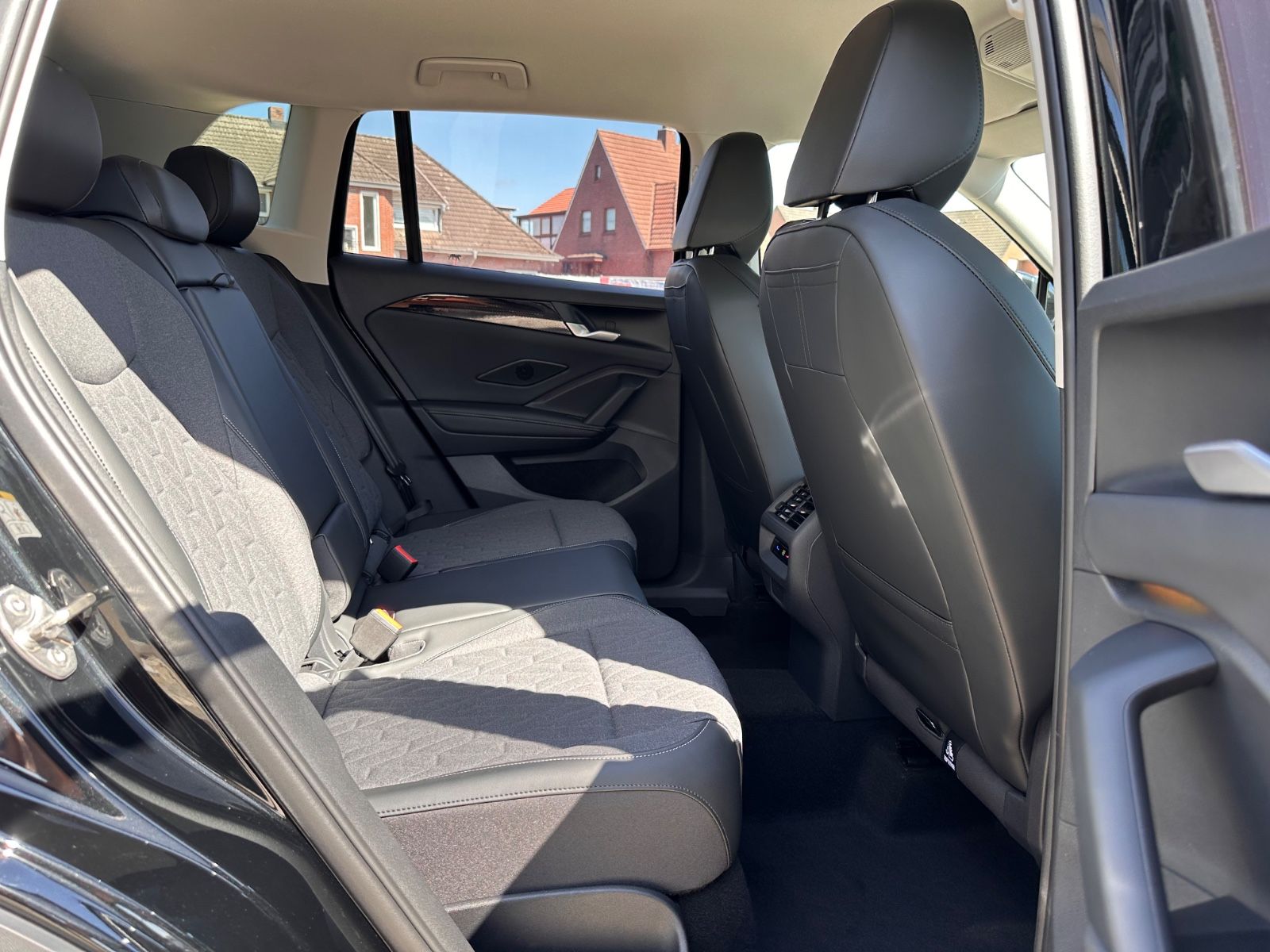 Fahrzeugabbildung Volkswagen Tiguan 1.5 eTSI Life DSG AHK/ACC/APP/LED+/360°