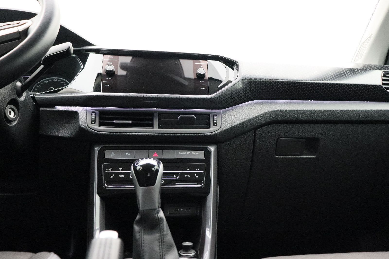 Fahrzeugabbildung Volkswagen T-Cross Navi LED AppleCar Einparkhilfe v+h