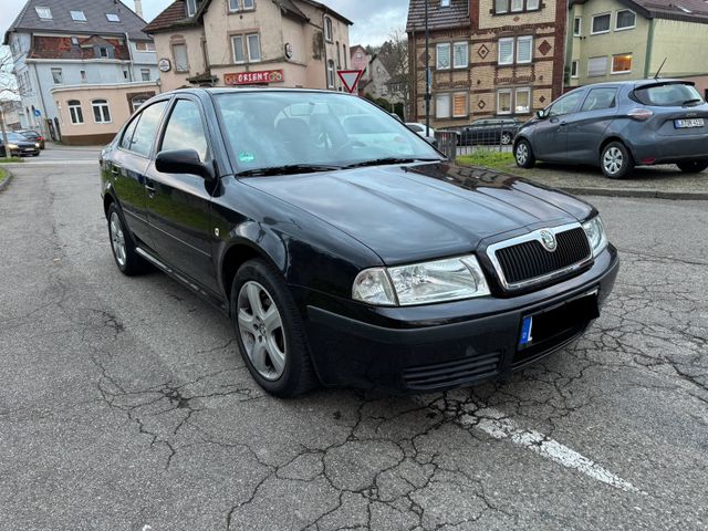 Skoda Octavia Lim. Tour 1.6  Benzin Neue Tüv  Klima