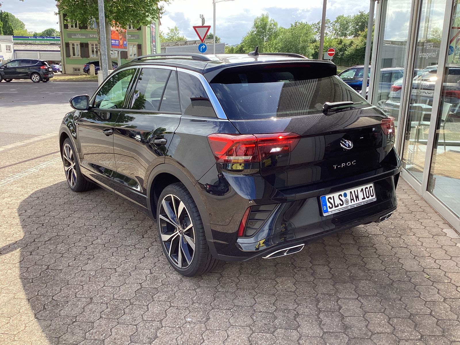 Fahrzeugabbildung Volkswagen T-Roc R-Line 1.5 TSI DSG Pano Kam LED