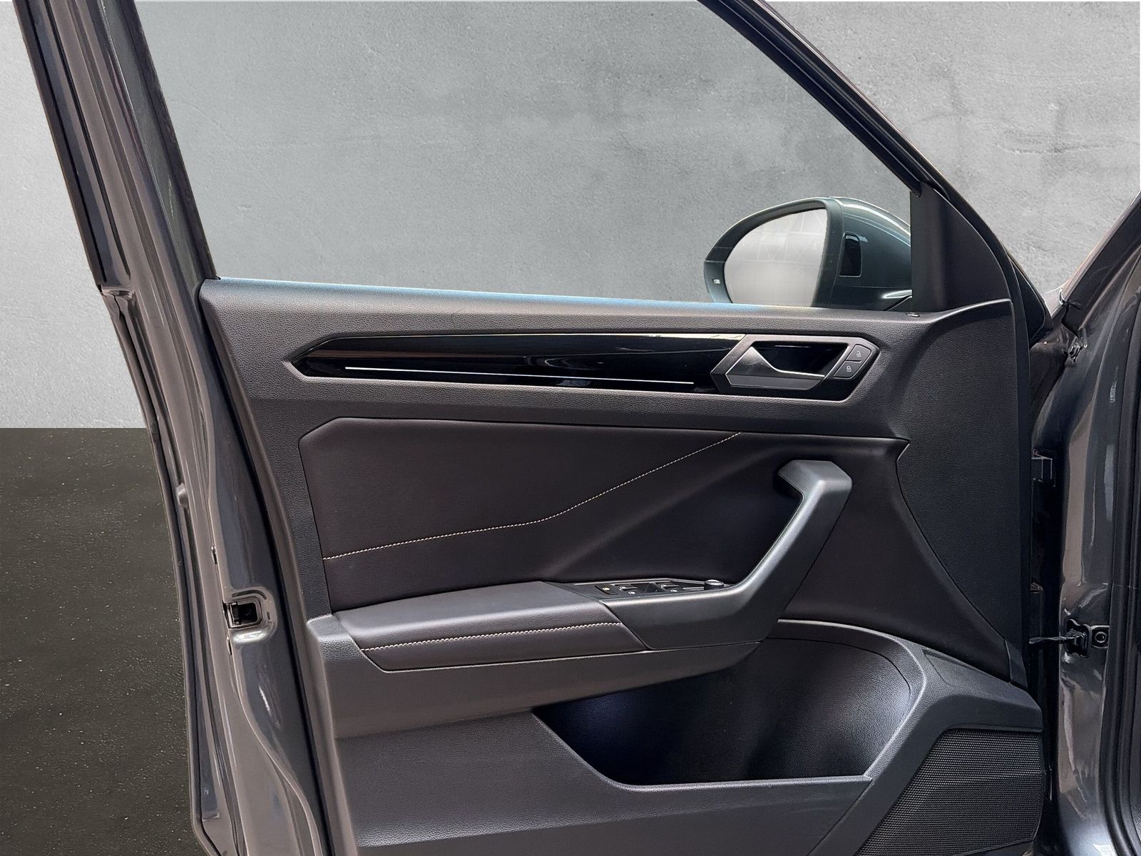 Fahrzeugabbildung Volkswagen T-Roc 1.5 TSI R-Line Keyless Kamera AppConnect