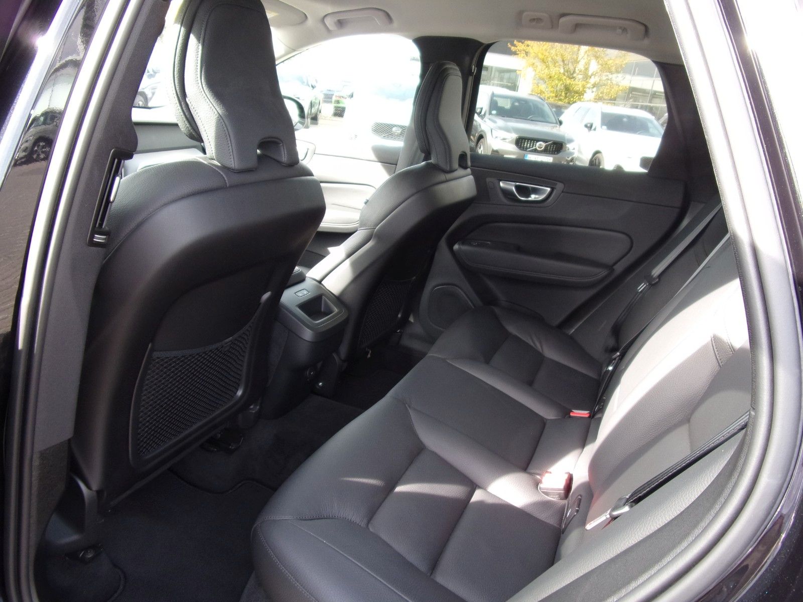Volvo XC60 B4 Plus Dark AWD foto 4