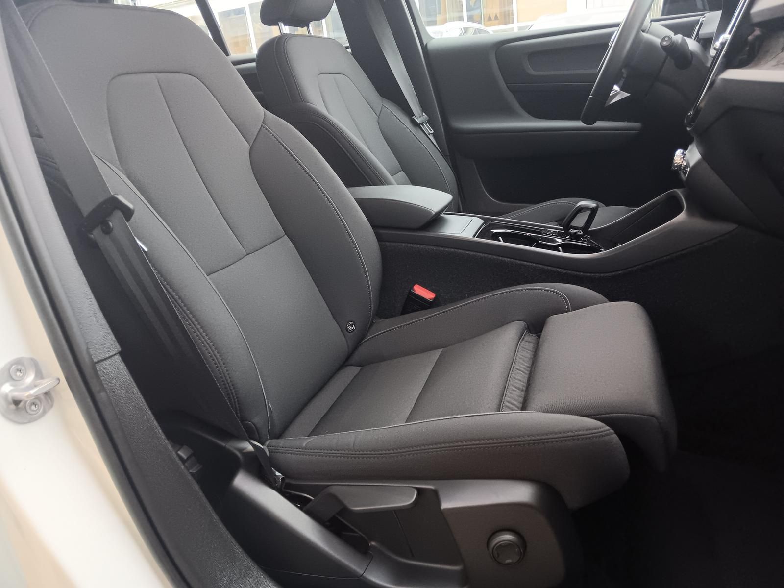 Fahrzeugabbildung Volvo XC40 Core Recharge Pure Electric 2WD