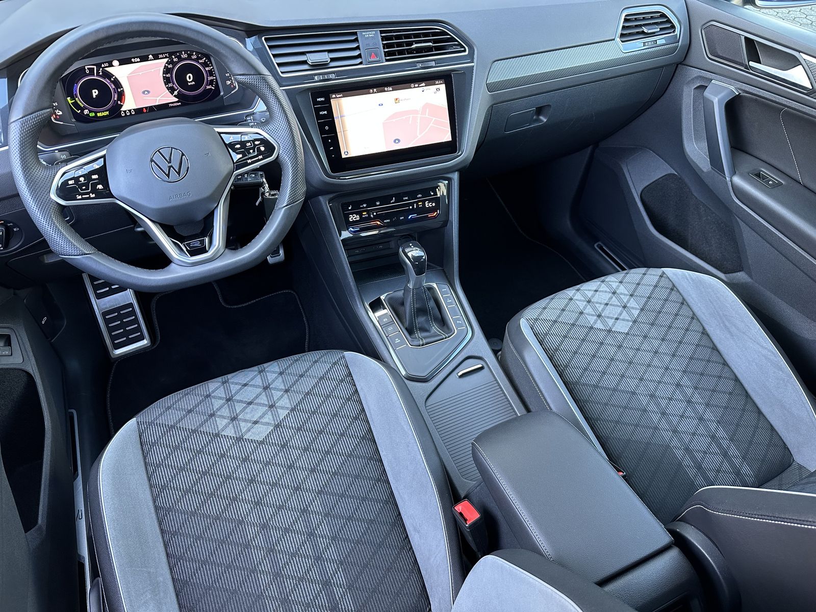 Fahrzeugabbildung Volkswagen Tiguan 1.4 TSI eHybrid R-Line NAV+MATRIX+AHK+ACC