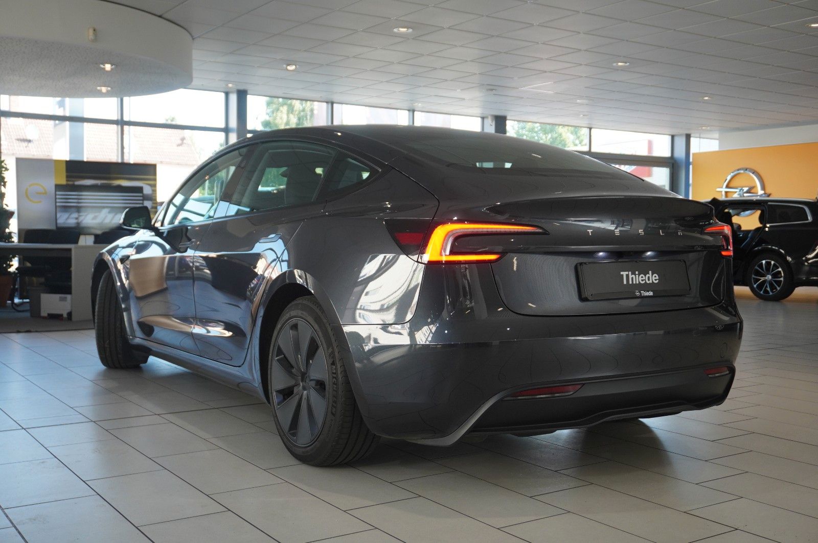 Fahrzeugabbildung Tesla Model 3 Standard Range RWD  NAVI/KAMERA/SH/PILOT