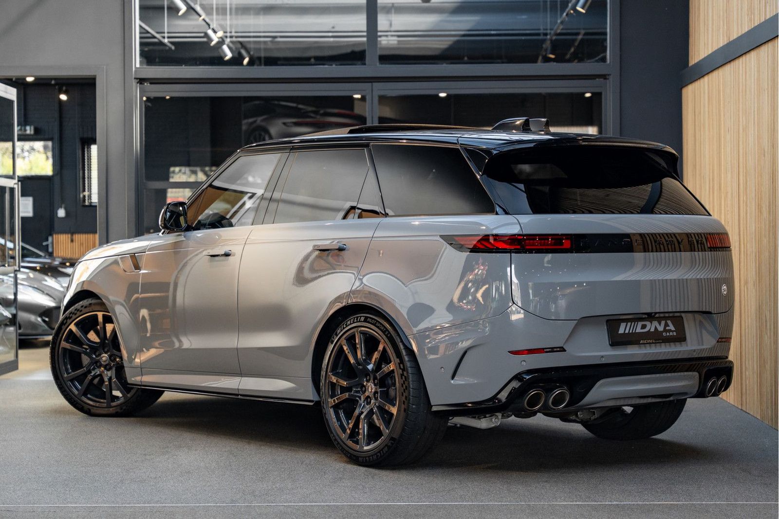 Land Rover Range Rover Sport 4.4 P635 SV Carbon Full Carbon imagem 3