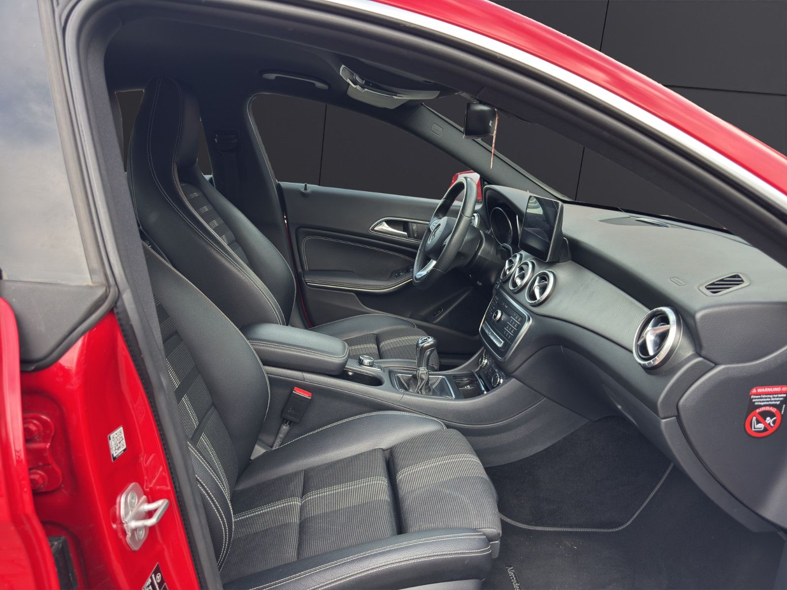 Fahrzeugabbildung Mercedes-Benz CLA 180/Urban/Sportpaket/Keyless Go/Ambiente