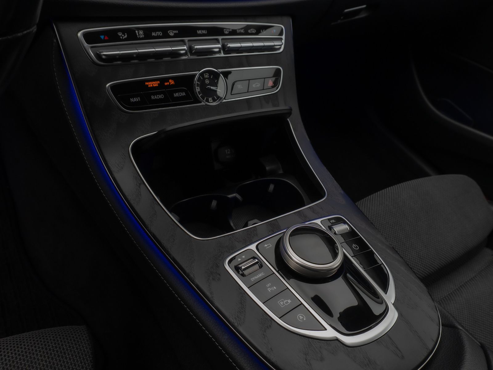 Fahrzeugabbildung Mercedes-Benz E 220 d Avantgarde. 9G-Tronic Kamera Navi Sport