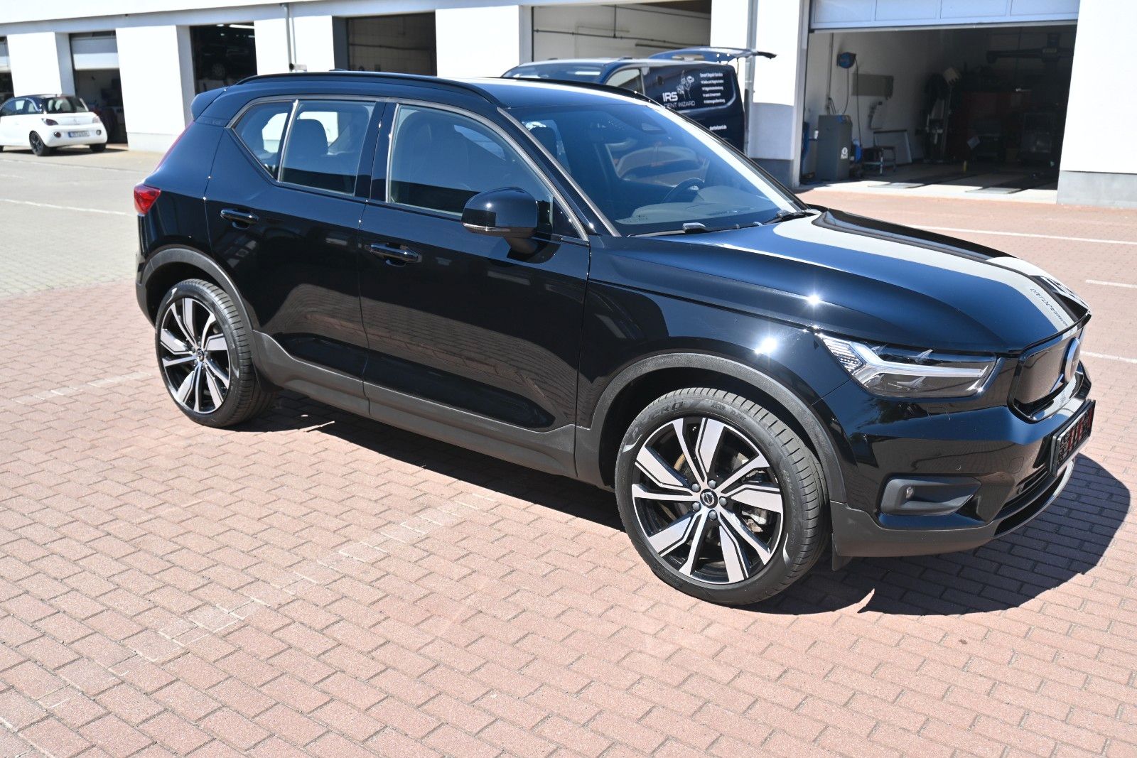 Fahrzeugabbildung Volvo XC40 BEV AWD R Design*H&K*FSHZG*RFK*420 KM RW*