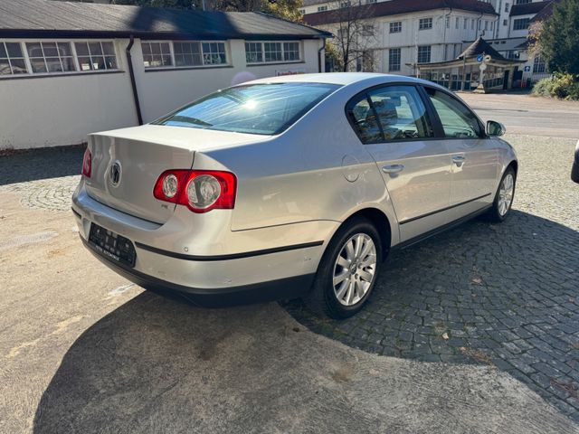 Volkswagen Passat 1.6 FSI Trendline AUTOMATIK SITZHEIZUNG