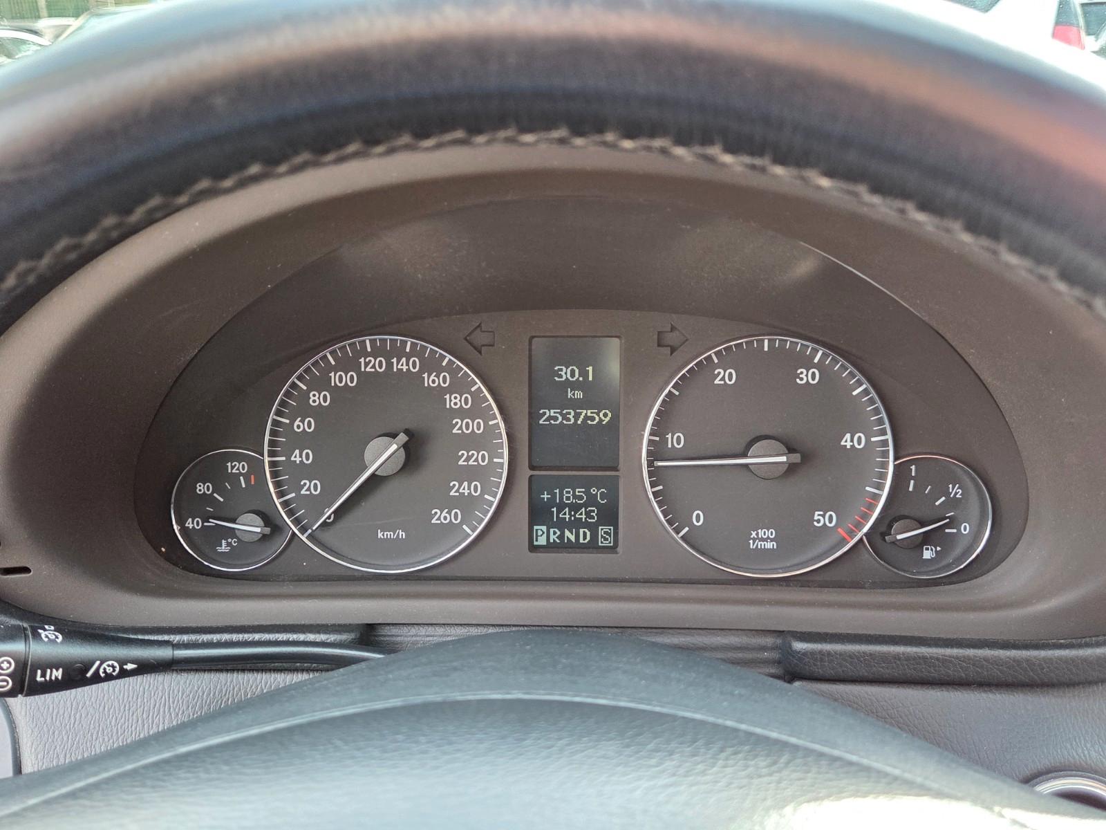 Mercedes-Benz C220 2004 — photo 22