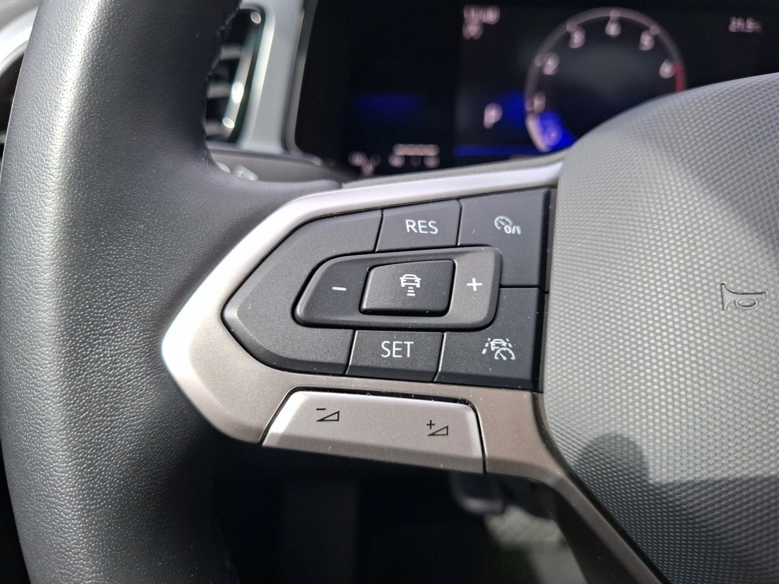 Fahrzeugabbildung Volkswagen T-Roc TSI Life DSG LEDplus CarPlay AID ACC Park-