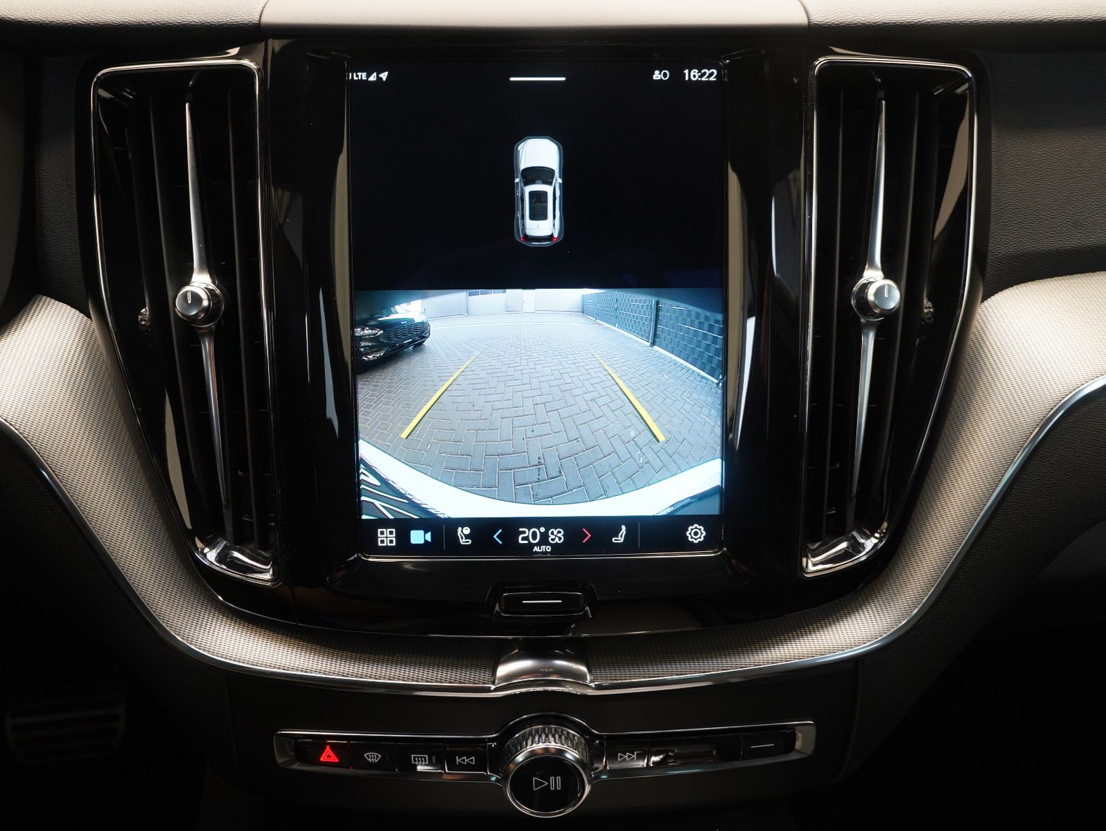 Fahrzeugabbildung Volvo XC60 T6 Recharge R Design FACELIFT/LED/ACC/AHK