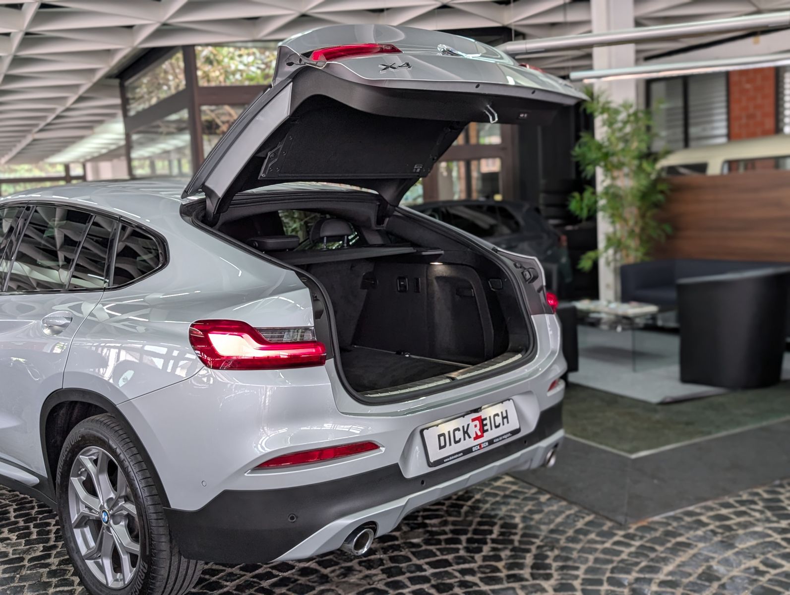 Fahrzeugabbildung BMW X4 xDrive 30 i xLine MSport Shadow PANO H&K VOLL
