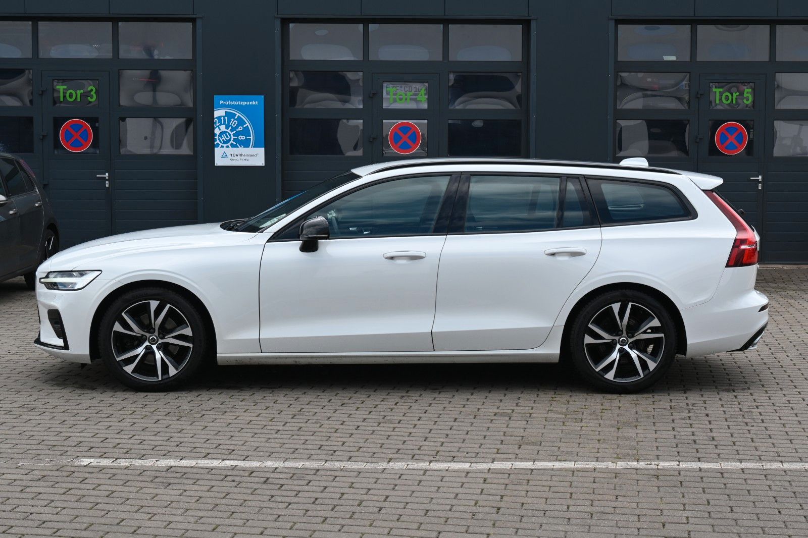 Fahrzeugabbildung Volvo V60 D4 R-Design*LED*PDC*CAM*BLIS*Vmax offen