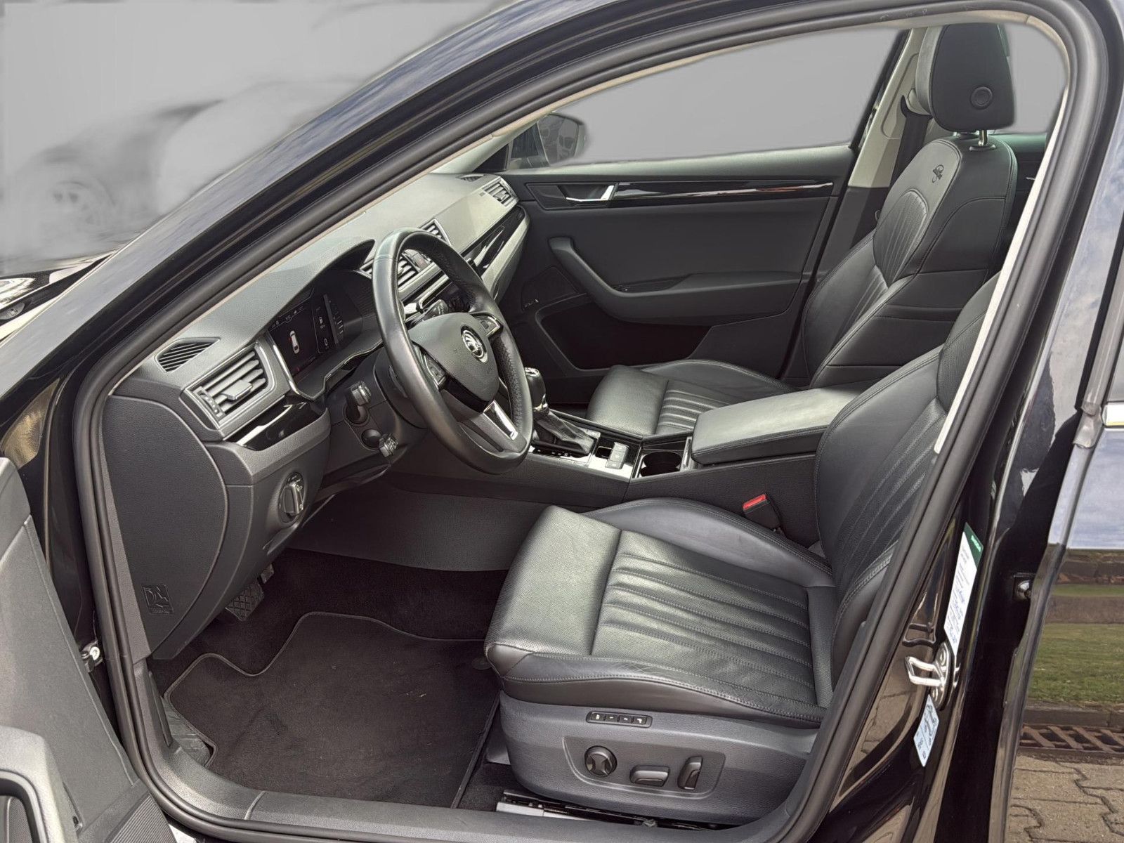 Fahrzeugabbildung SKODA Superb Combi L&K 4x4/ unfallfrei