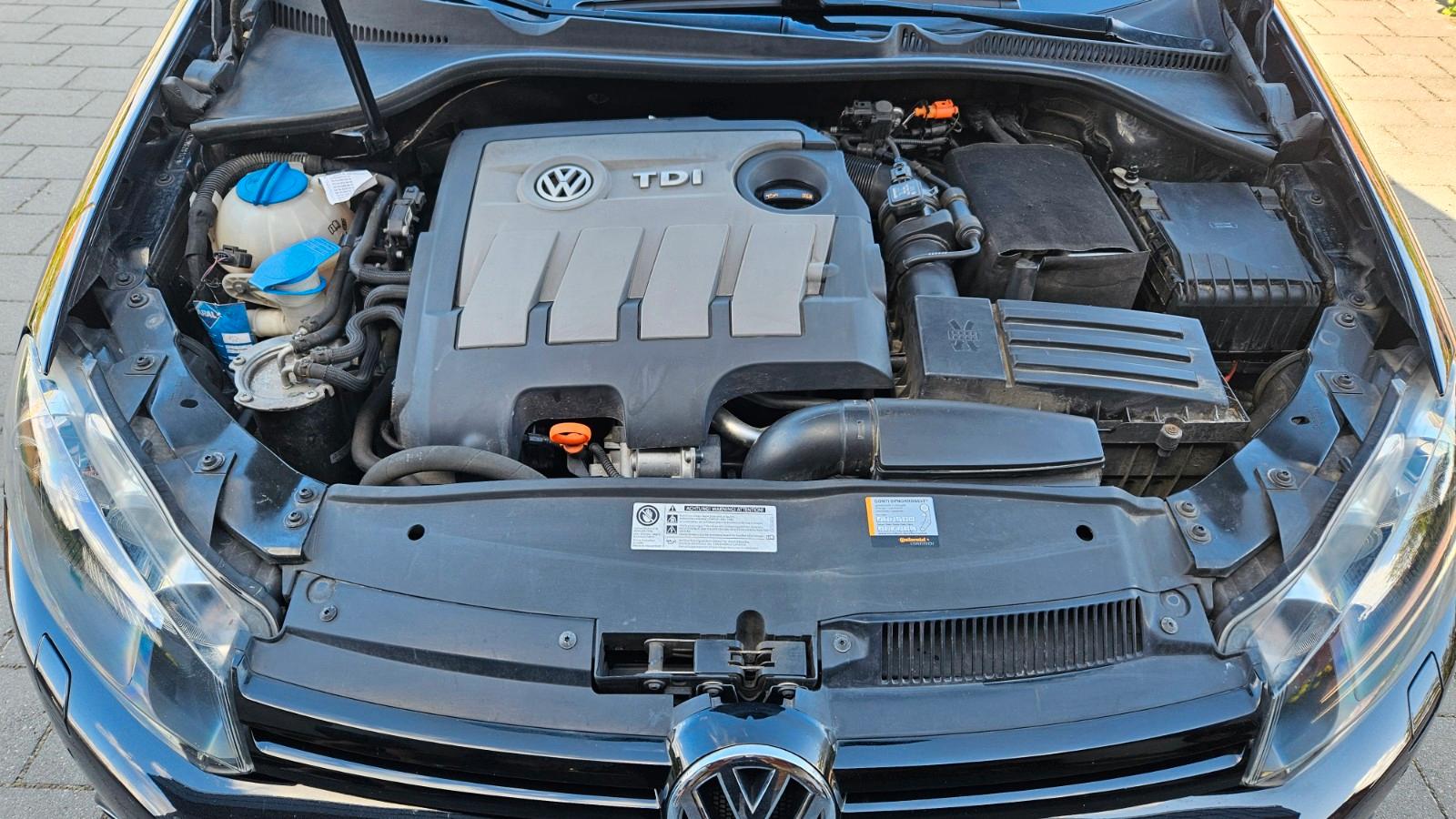 Volkswagen Golf 2012 — interior
