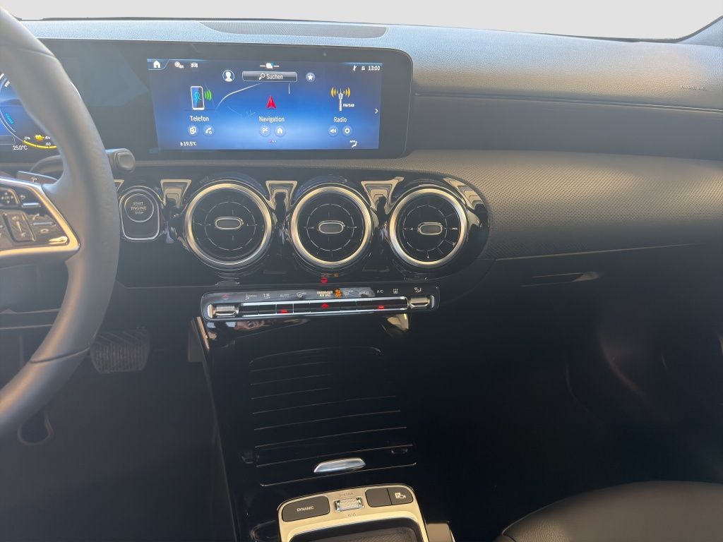 Fahrzeugabbildung Mercedes-Benz A 250 e Kompaktlimousine mit EQ Hybrid Technolog