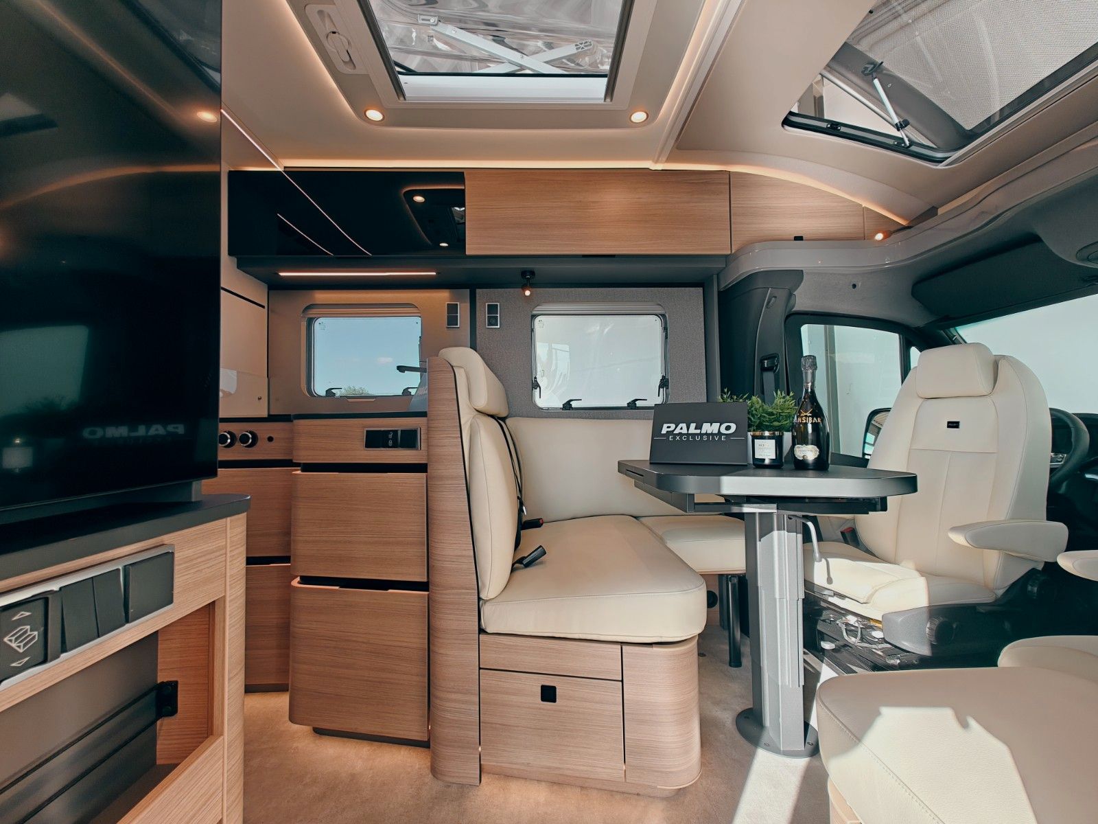 Fahrzeugabbildung HYMER / ERIBA / HYMERCAR B-KLASSE MC T 680 PREMIUM - MATARA TEAK by palmo