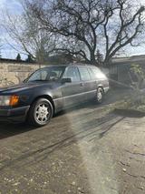 Mercedes-Benz E 220 E 220 - Mercedes-Benz E 220 mit Benzin-Antrieb: Kombi, Automatik