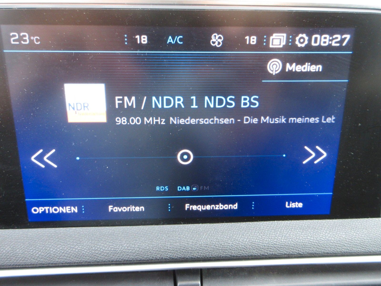 Fahrzeugabbildung Peugeot 5008 Allure 1.5D LED/NAVI/SHZ/AHK/VIRTUAL