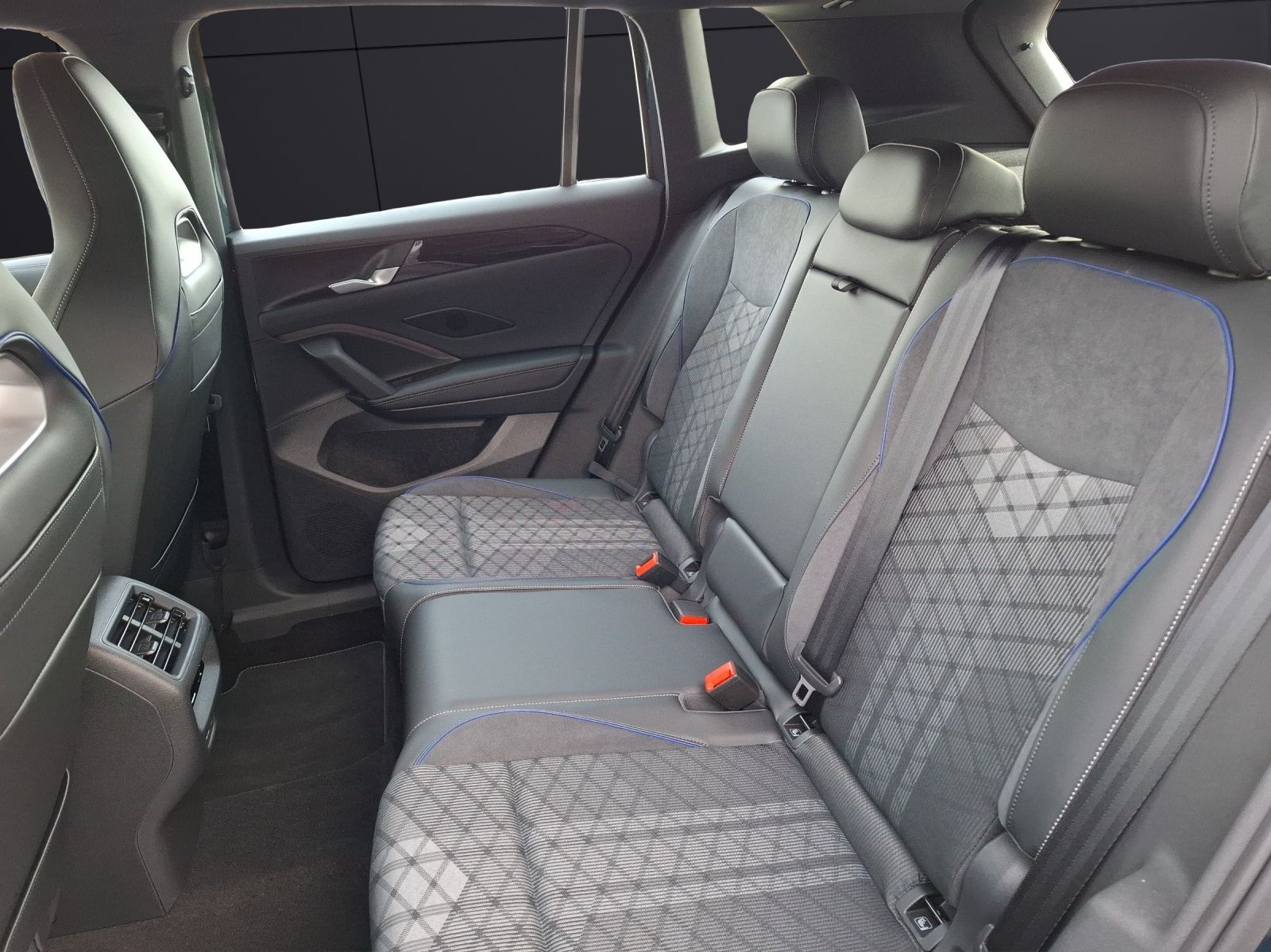 Fahrzeugabbildung Volkswagen Tiguan eTSI R-Line DSG Standhzg Matrix AHK Navi