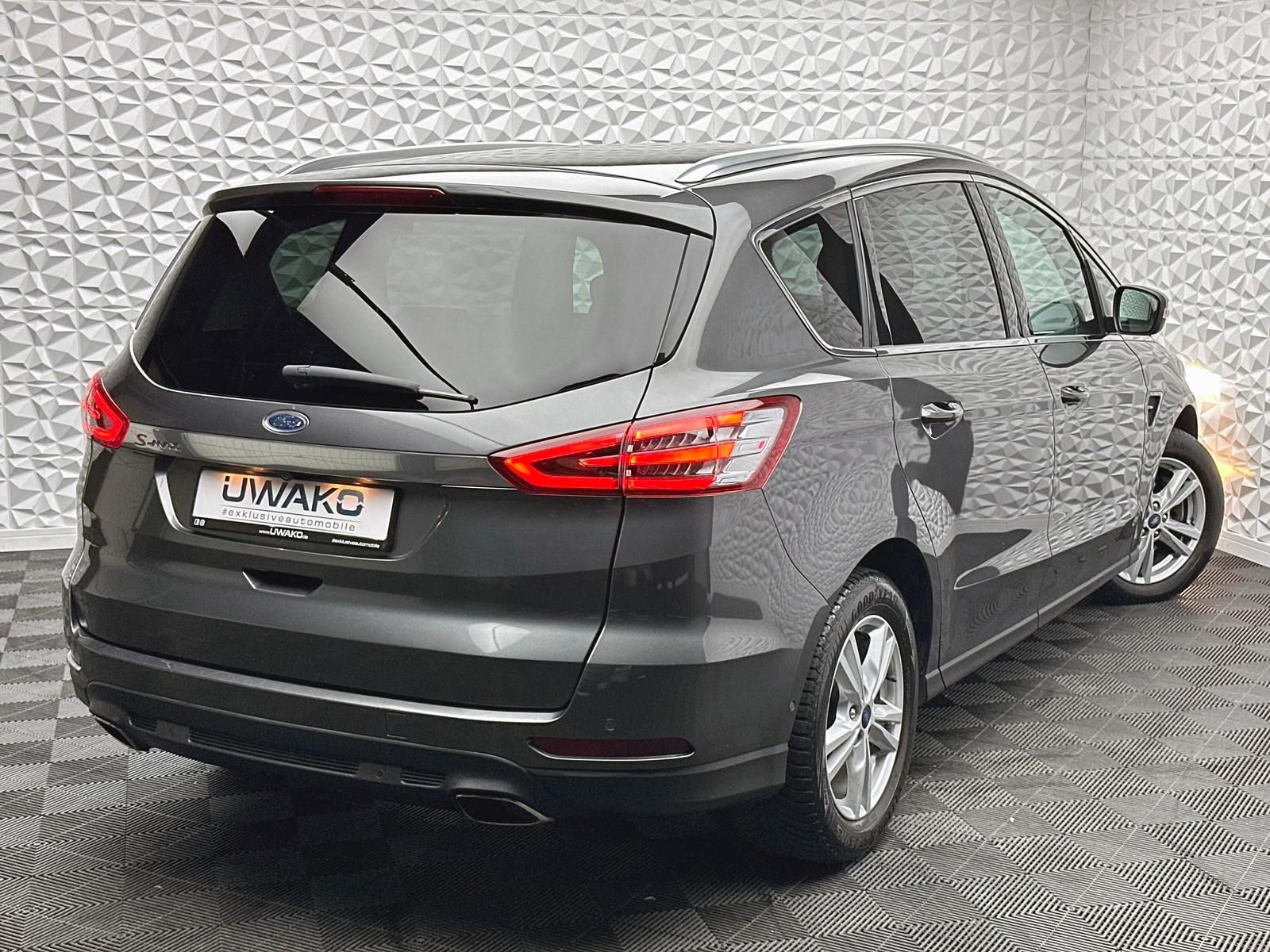 Fahrzeugabbildung Ford S-MAX 1.5 TITANIUM/7-SITZE/KEYLES/RCAM/NAV/PDC