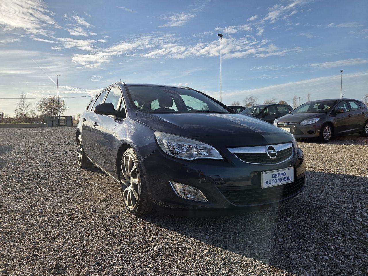 Opel Astra 2011 — rear view