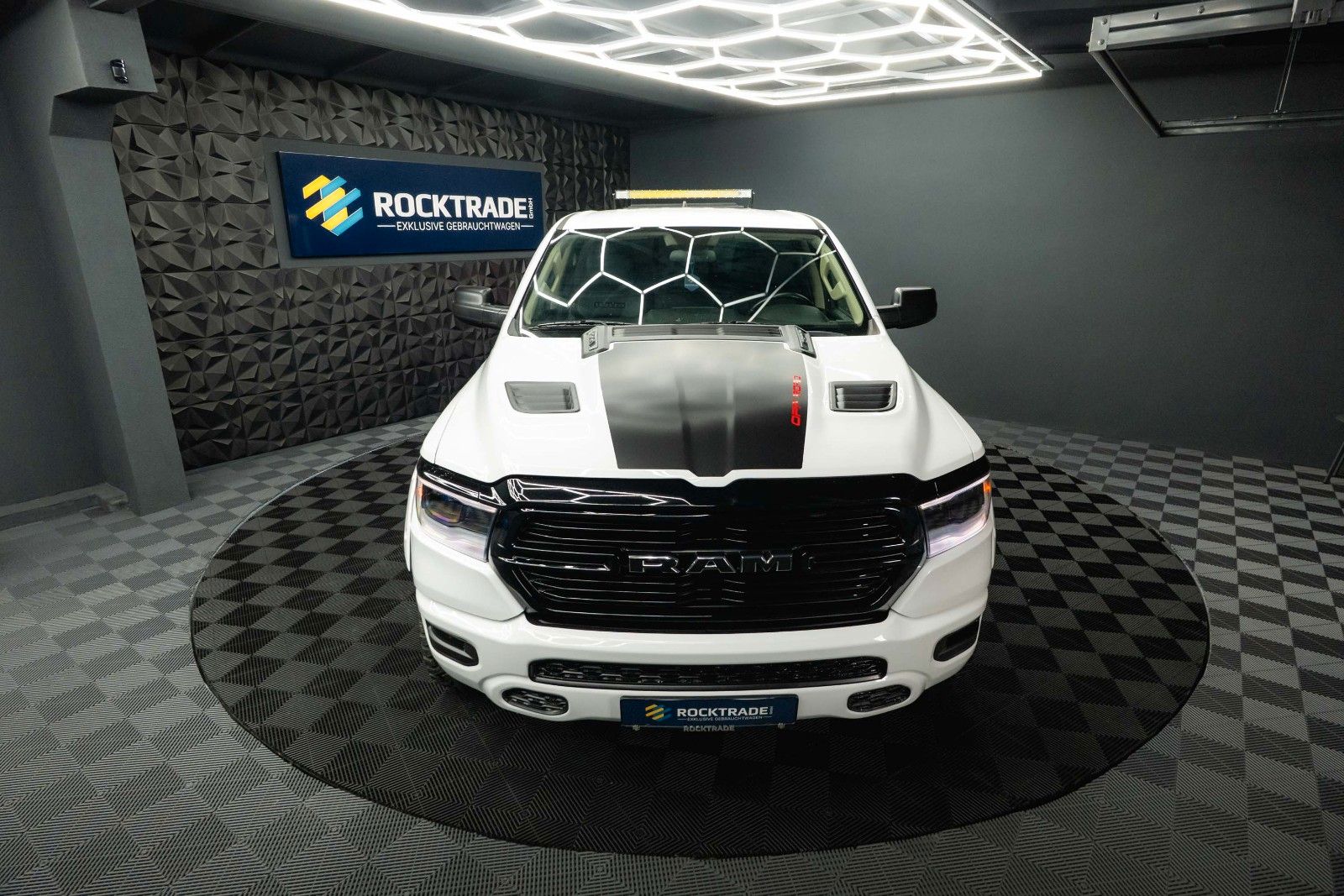 Fahrzeugabbildung Dodge RAM 5.7 V8 HEMI 4x4 OFFROAD Night-Paket *LED*