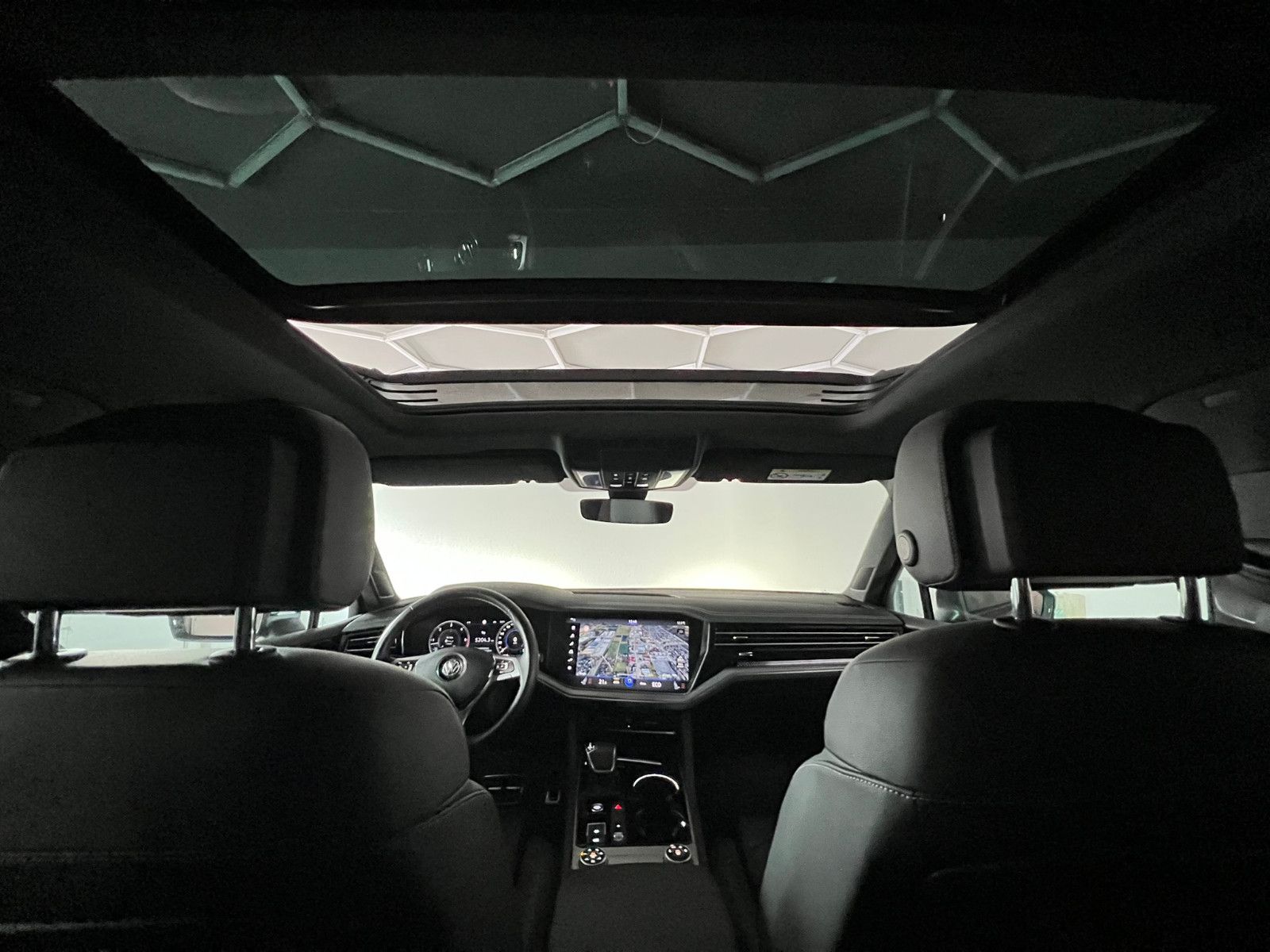 Fahrzeugabbildung Volkswagen Touareg R-Line 4Motion/PANO/AHK/MATRIX/BLACK OP.