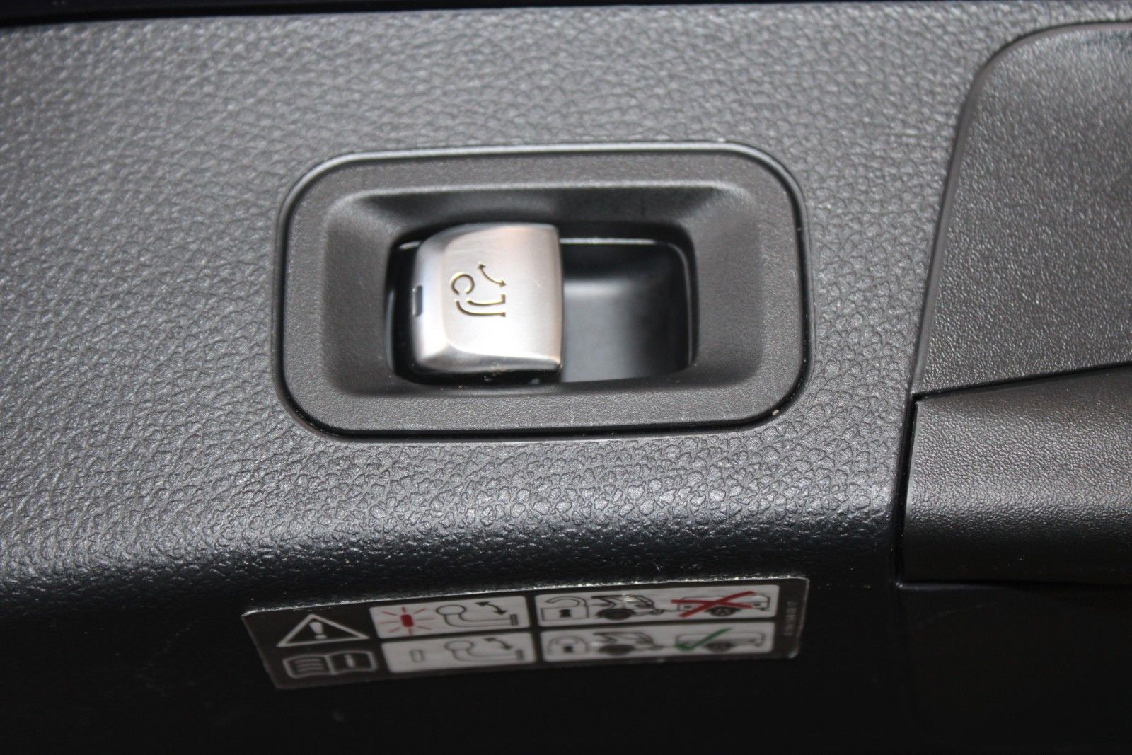 Fahrzeugabbildung Mercedes-Benz C 200 T 9-G Tronic Avantgarde MHEV LED AHK CAM