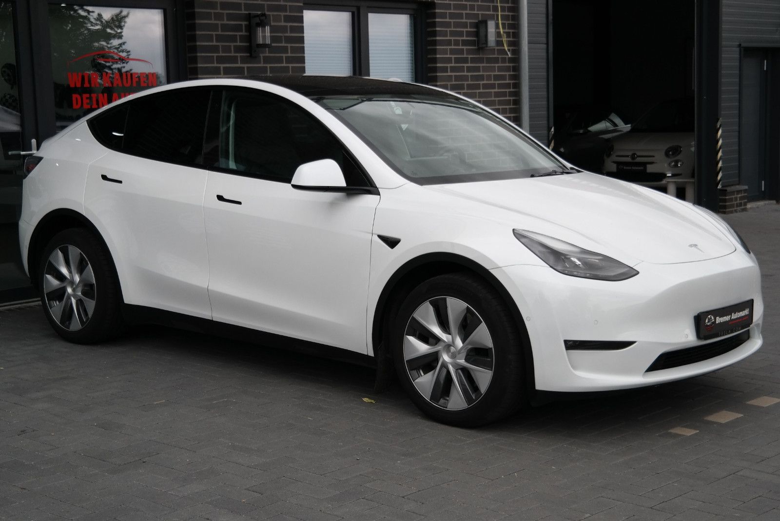 Tesla Model Y Long Range Dual AWD Top Zustand 1 Hand foto 3