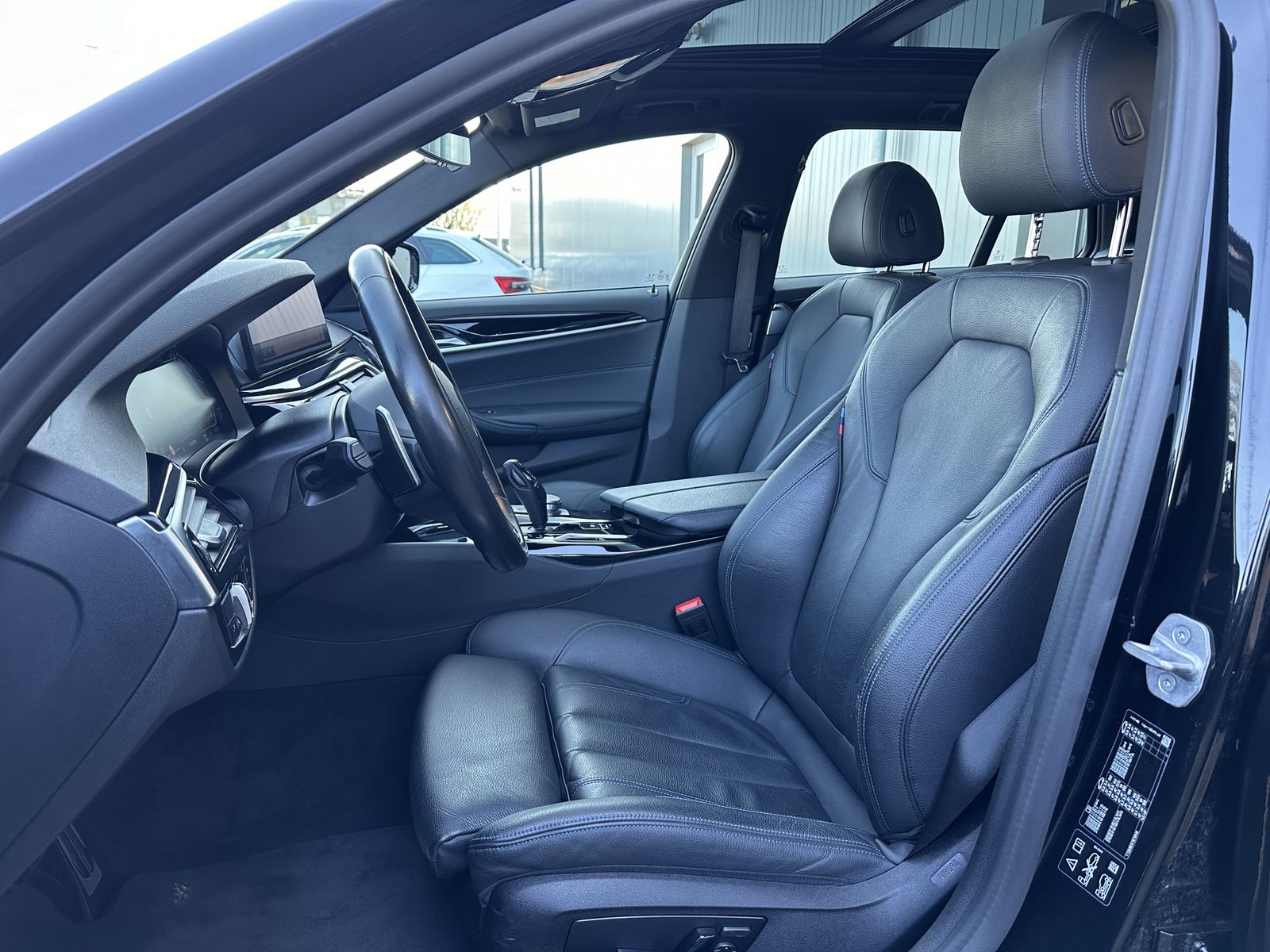Fahrzeugabbildung BMW 540i Touring xDrive M-Sport NAV+LASER+AHK+PANORA