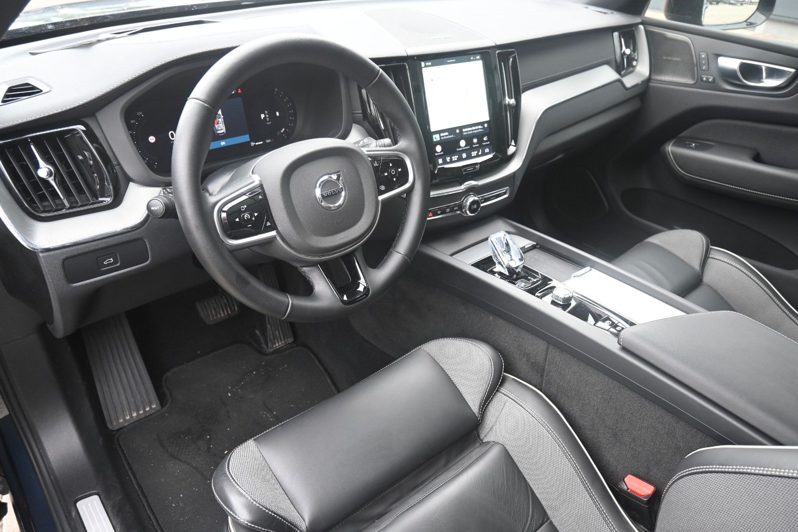 Fahrzeugabbildung Volvo XC60 B5 AWD Ultra Dark*PANO*LUFT*360°*ACC*AHK