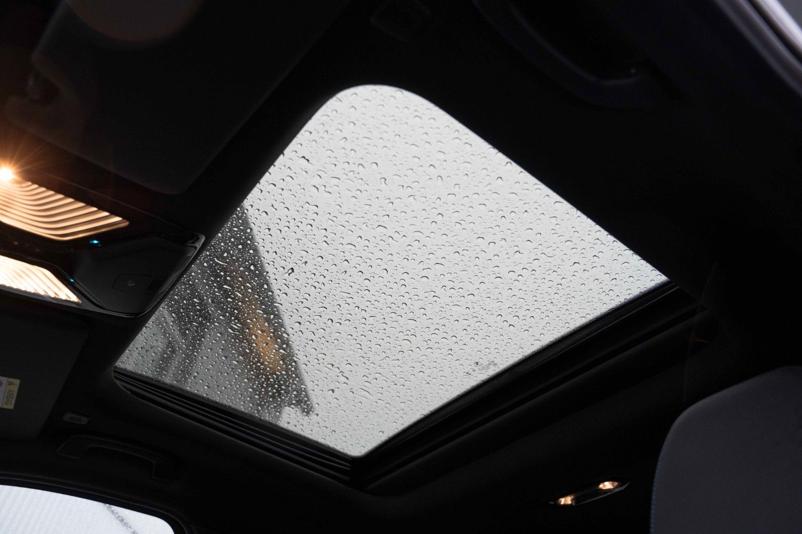 Fahrzeugabbildung BMW 330i M SPORT CARBON H&K LED PANO 19" PERFORMANCE