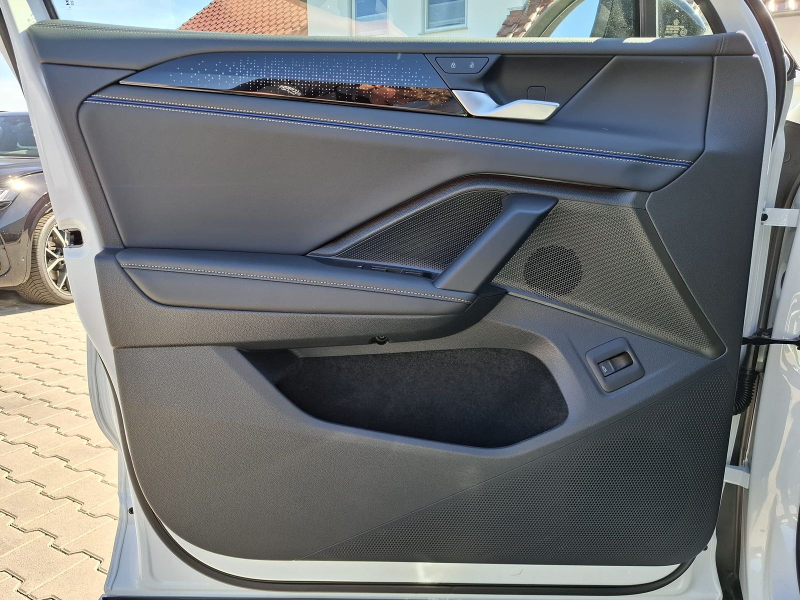 Fahrzeugabbildung Volkswagen Tiguan 2.0 TDI 4M R-Line BLACK*PAN*HK*AHK*MATRIX