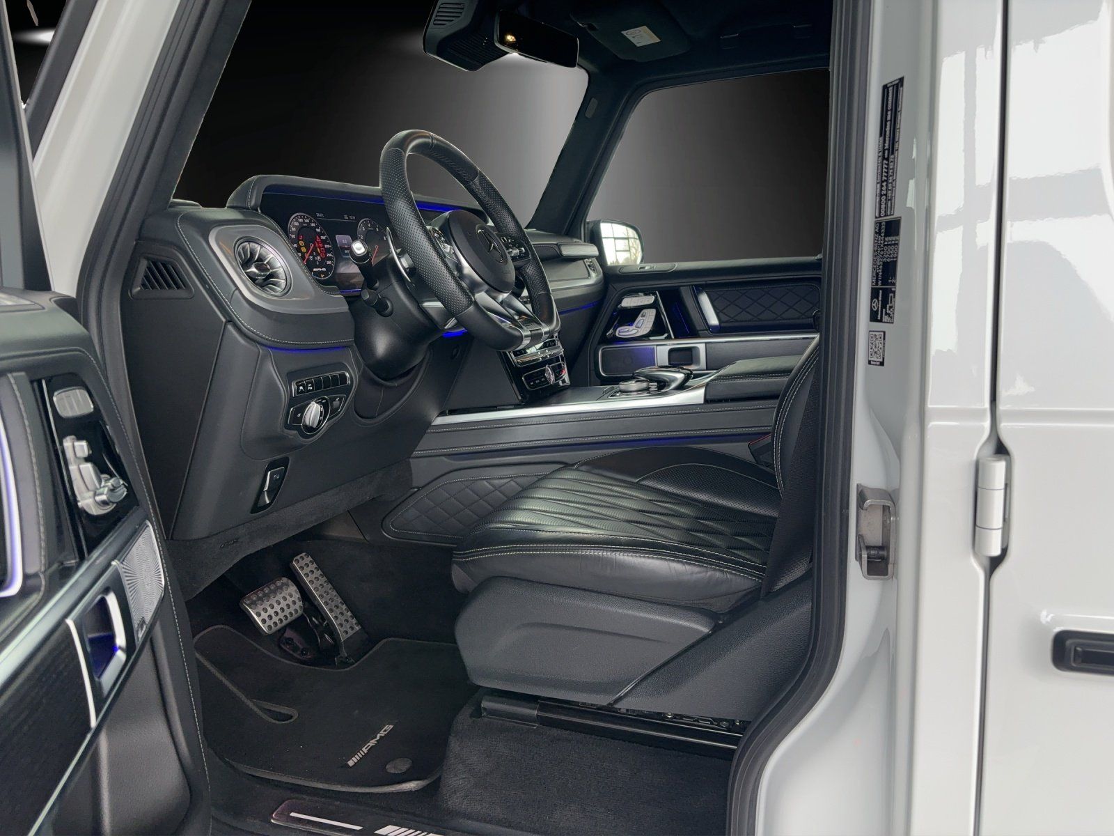 Fahrzeugabbildung Mercedes-Benz G63AMG Superior DISTR Massage Standh FondTV Vmax