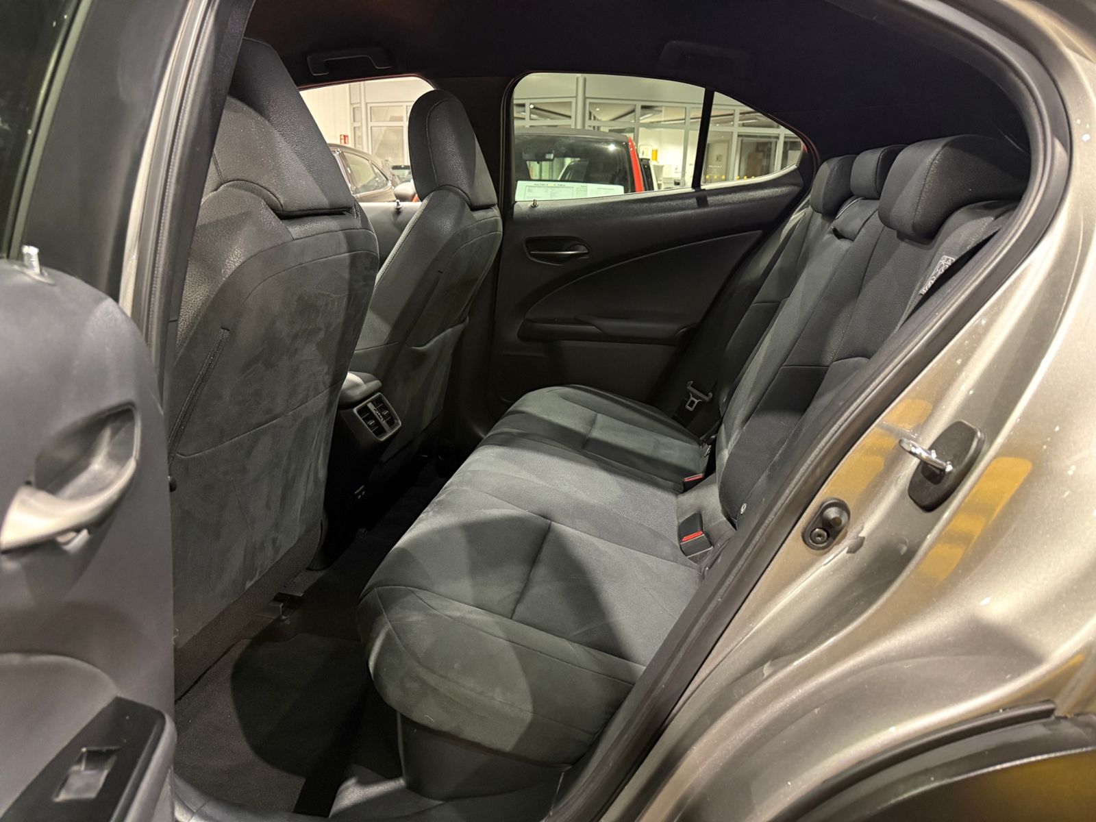 Fahrzeugabbildung Lexus UX 250 h RFK LED ALU 18"