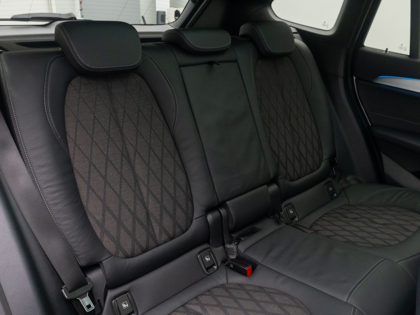 Fahrzeugabbildung BMW X1 xD25e xLine Panorama Kamera HUD DAB H/K 19"