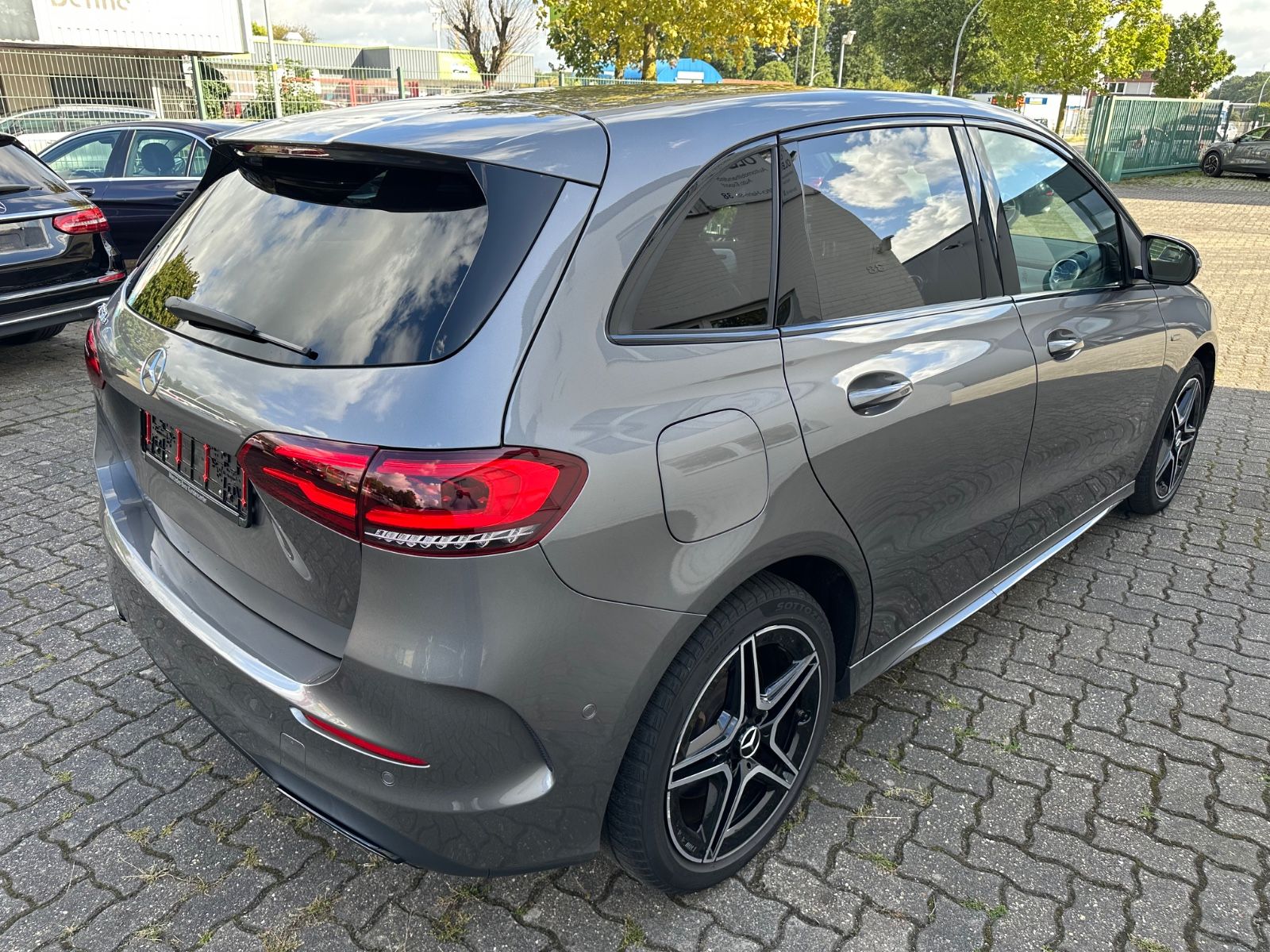 Mercedes-Benz B 250 e DCT AMG Line LED Night-P Distro Mbux imagem 3