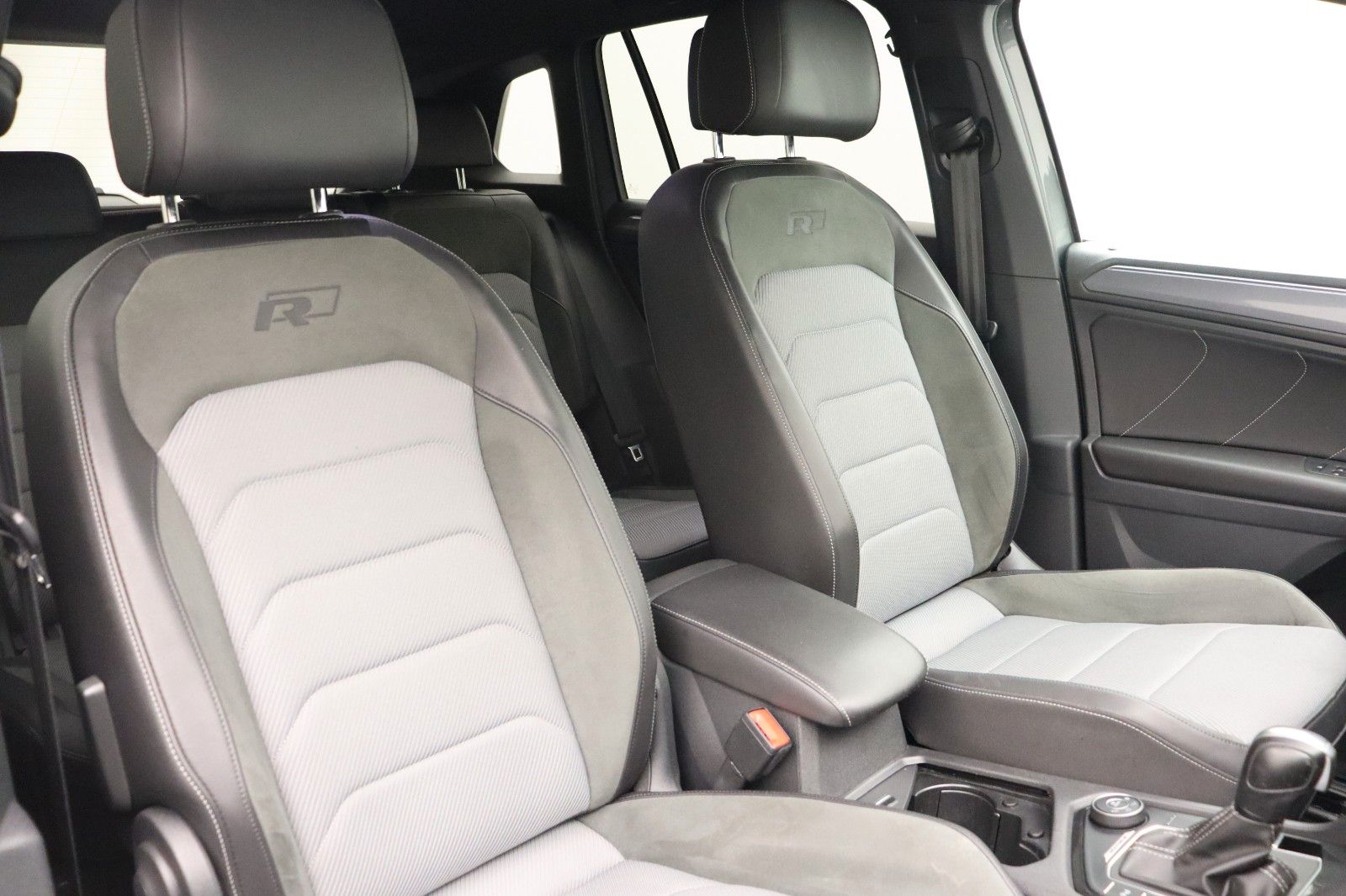Fahrzeugabbildung Volkswagen Tiguan Highline 4M R-Line Black Style Head-upLED