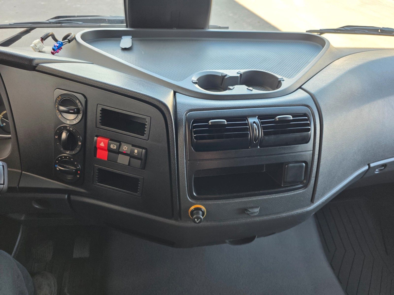 Fahrzeugabbildung Mercedes-Benz Atego 818 L Koffer+LBW Klima 3 Sitze