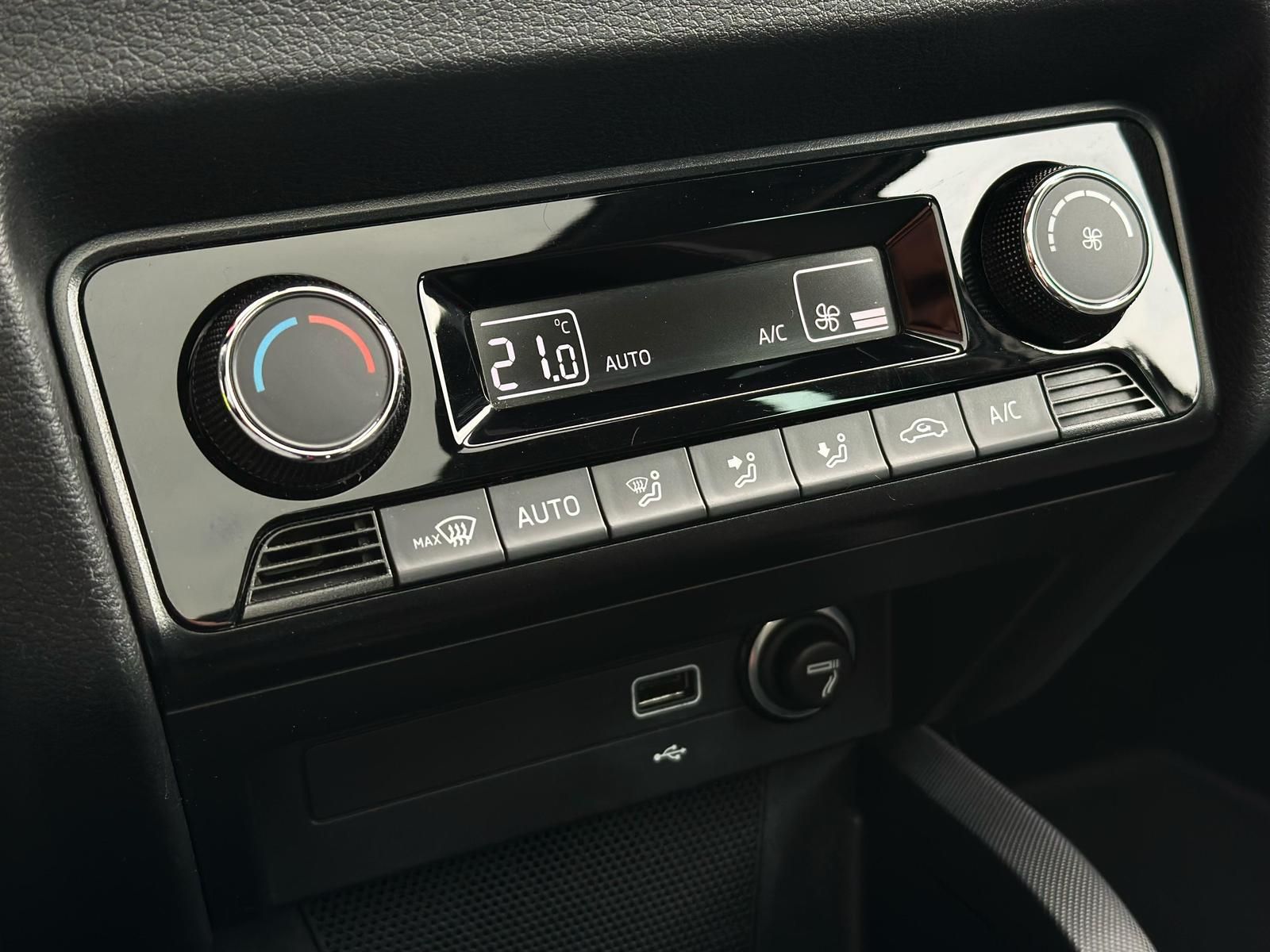 SKODA Fabia 1.0TSI DRIVE 125 YEARS LED#ACC#SHZ#NAVI - Image 13